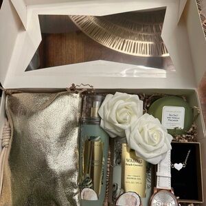 Bath & Body Works Waikiki Beach Coconut Gift Set - Gold and Green